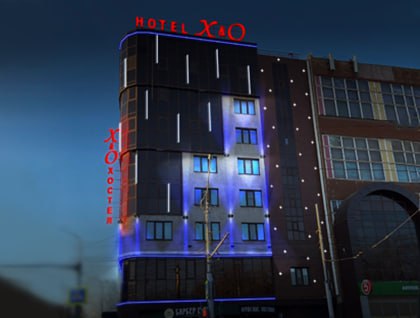 Синяя световая «дымка» на фасаде отеля в Саратове