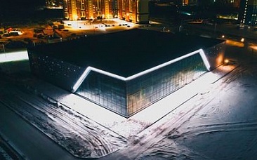 «Звездная россыпь» на фасаде крупного спорткомплекса в Ханты-Мансийске